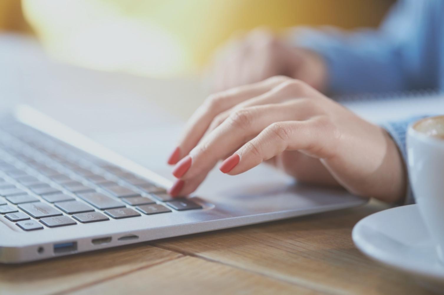 Étudiant travaillant sur une stratégie de contenu SEO